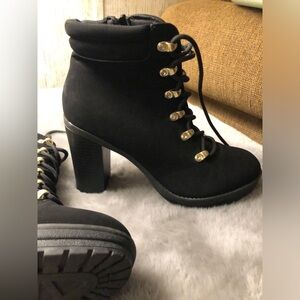 ANDIAMO Heels Womens 7.5 black bootie gold side zipper ankle